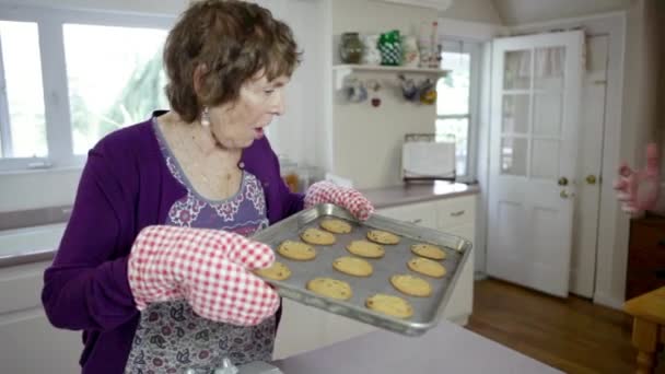 Casal Sênior Com Bandeja Biscoitos Cozinha — Vídeo de Stock