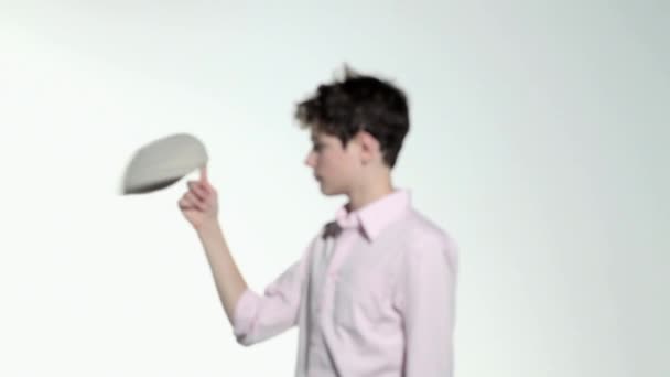 Хлопчик Обертається Плоскою Шапочкою Пальці — стокове відео