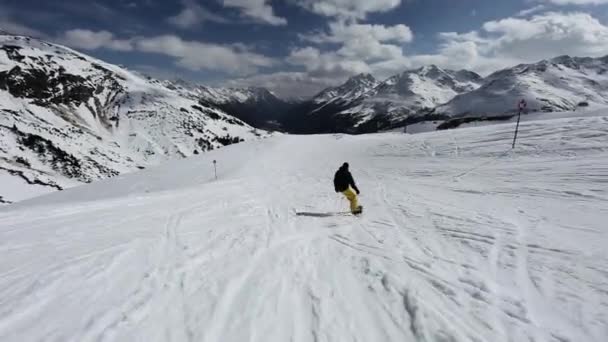 Άνθρωπος Snowboard Στο Χιονοδρομικό Κέντρο — Αρχείο Βίντεο