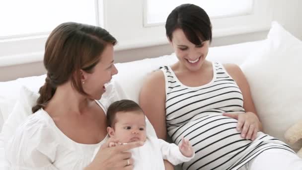Madre Con Bebé Amiga Embarazada Montaje Película — Vídeos de Stock
