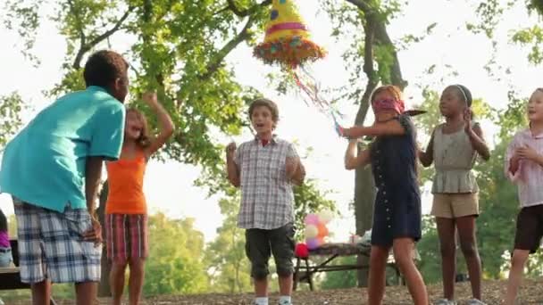 Chica Fiesta Cumpleaños Golpeando Piñata — Vídeo de stock