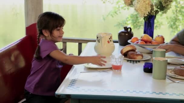 Ragazza Con Bicchiere Succo Frutta Guardando Fotocamera Sorridendo — Video Stock