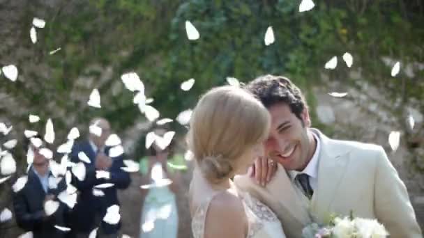 新婚カップル接吻下のシャワーのコンフェッティ — ストック動画