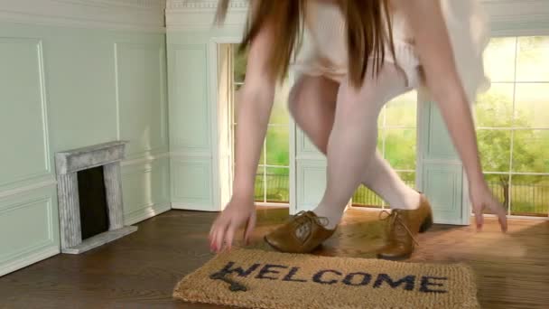 Mujer Joven Casa Pequeña Con Llave Alfombra Bienvenida — Vídeo de stock