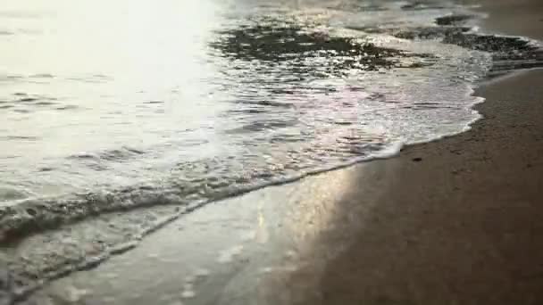 Nahaufnahme Von Wellen Die Das Ufer Umspülen — Stockvideo