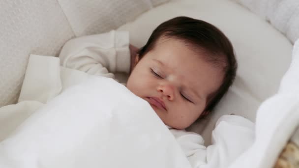 Uykulu Bebek Kız Içinde Beşik — Stok video
