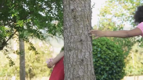 Zwei Mädchen Rennen Einen Baum — Stockvideo