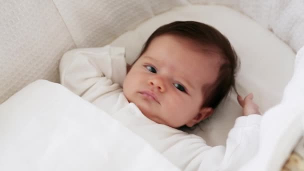 バシネットの女の赤ちゃんのクローズアップ — ストック動画