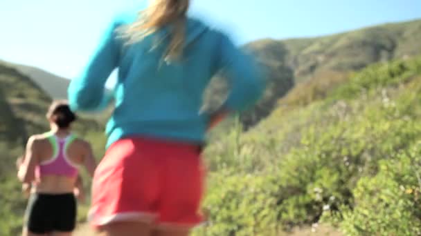 Women Running Hilly Landscape Rear View Defocused — Stock Video