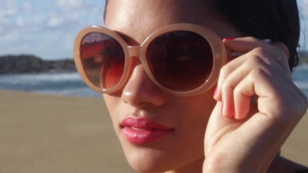Jovem Mulher Colocando Óculos Sol Praia — Vídeo de Stock