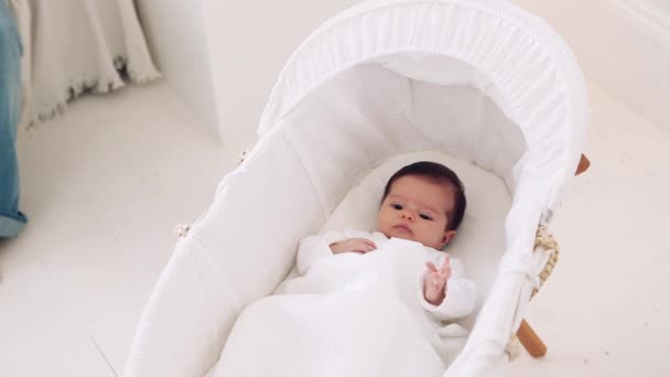 Madre Tomando Bebé Niña Fuera Moisés — Vídeos de Stock