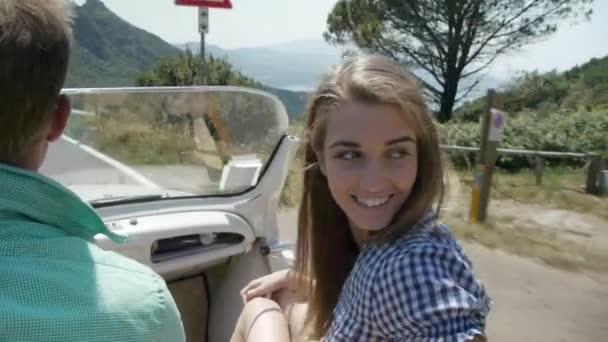 驾驶敞篷车的年轻夫妇 — 图库视频影像