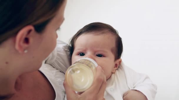 Nahaufnahme Der Mutter Flasche Fütterung Baby Mädchen — Stockvideo