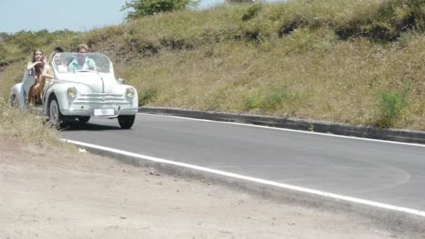 Cinco Amigos Conduciendo Convertible — Vídeos de Stock