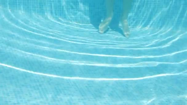 Ragazza Adolescente Piedi Piscina Con Anello Gonfiabile — Video Stock