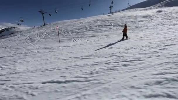 Dos Hombres Haciendo Snowboard Esquí Estación Esquí — Vídeos de Stock