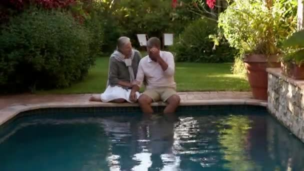 Couple Mature Assis Bord Piscine Dans Jardin — Video