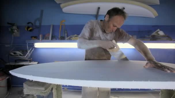 Mature Man Sawing New Surfboard — Stock Video