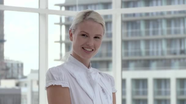 Office Kamerada Gülümseyen Kadını — Stok video