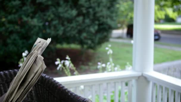 老人读报纸和喝柠檬水户外 — 图库视频影像