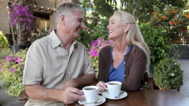 成熟したカップルの屋外カフェでコーヒーを飲む — ストック動画