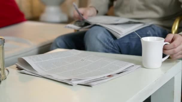 Mann Liest Zeitung Café Trinkt Kaffee — Stockvideo