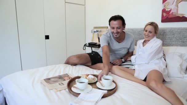 Paar Met Koffie Ontbijt Bed — Stockvideo