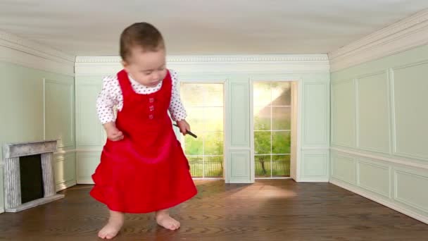 Giant Κοριτσάκι Περπάτημα Γύρω Από Μικροσκοπικό Δωμάτιο Κλειδί — Αρχείο Βίντεο