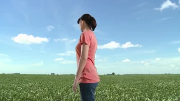 Mulher Campo Girando Sorrindo Para Câmera — Vídeo de Stock