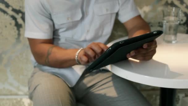 Jeune Homme Utilisant Une Tablette Numérique Dans Café — Video