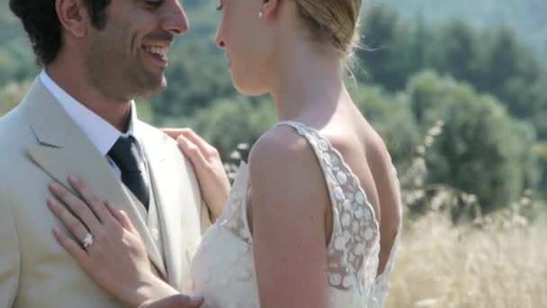 Yeni Evli Çift Kırsal Ortamda Öpüşme Yakın Çekim — Stok video