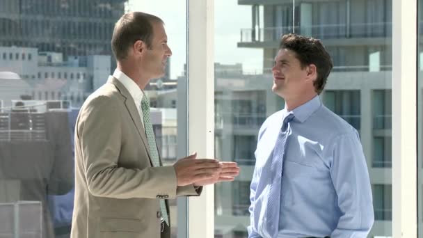 Два Бізнесмени Розмовляють Офісі — стокове відео