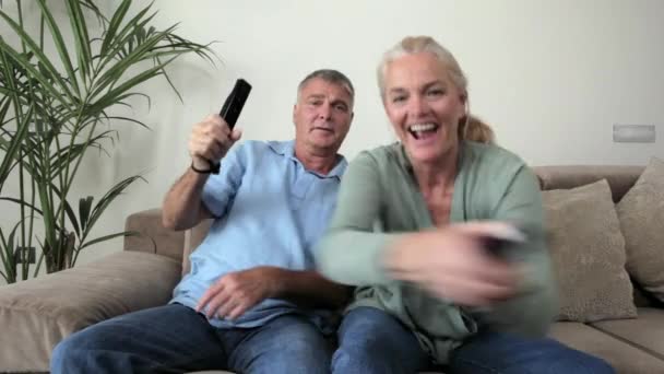 Ältere Paare Spielen Tennis Videospiel Und Mann Gewinnt — Stockvideo