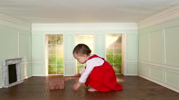 小女孩在房间与模型房子和钥匙 — 图库视频影像