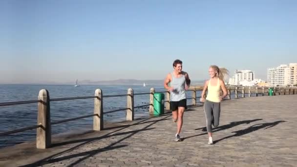 Vista Frontal Pareja Joven Corriendo Por Mar — Vídeo de stock