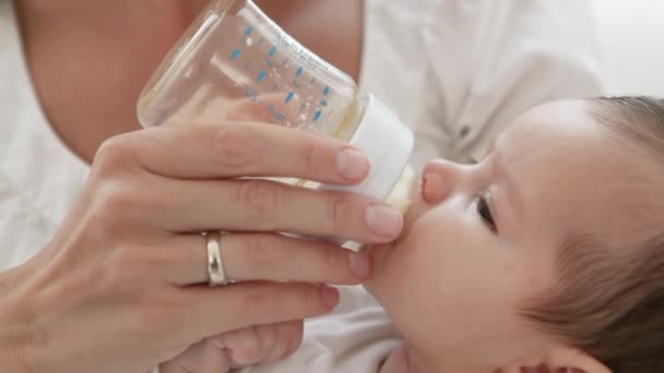 Anne Şişe Besleme Bebek Kız Yakın — Stok video