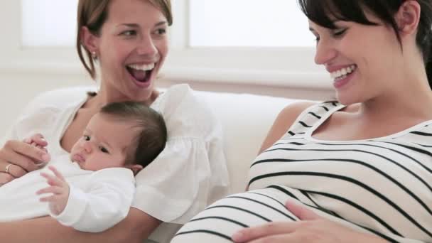 Mère Avec Bébé Fille Amie Enceinte — Video