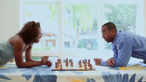 若いカップルのリビング ルームでチェスで遊ぶこと — ストック動画