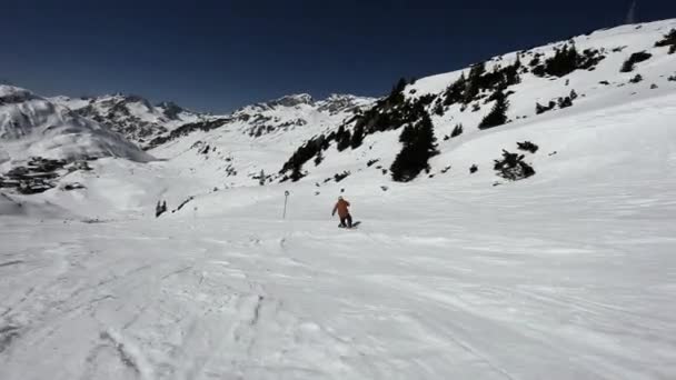 Homem Snowboard Estância Esqui — Vídeo de Stock