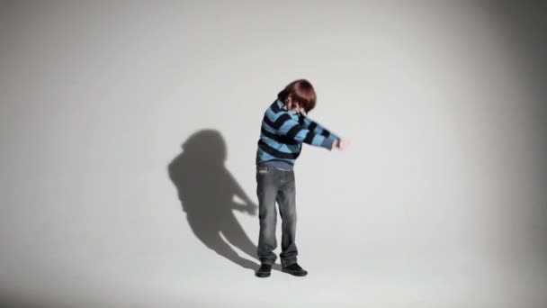 Αγόρι Απογείωση Πουλόβερ Και Περπάτημα Μακριά — Αρχείο Βίντεο