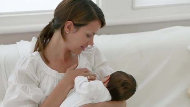 Mãe Amamentando Bebê Sofá Casa — Vídeo de Stock