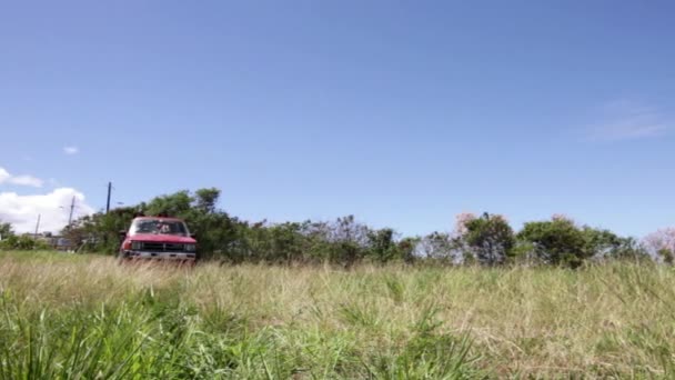 Vier Freunde Fahren Mit Geländewagen Auf Gras Richtung Küste — Stockvideo