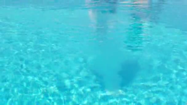 Giovane Coppia Seduta Bordo Piscina — Video Stock