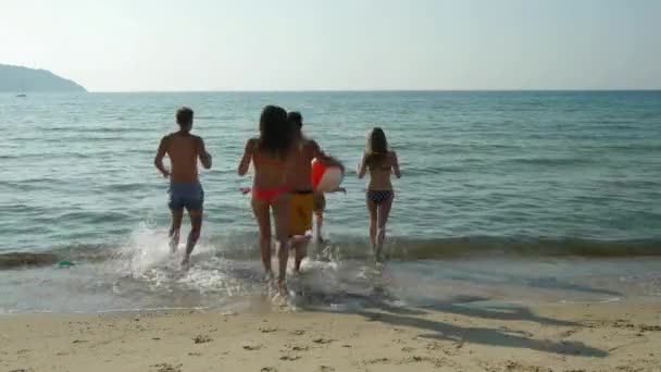 Cinco Amigos Jugando Con Pelota Playa Mar — Vídeos de Stock