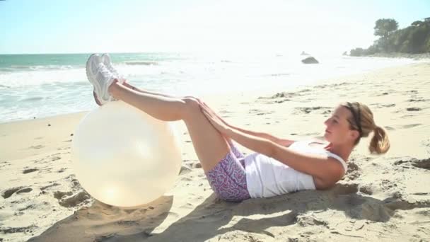 Женщина Делает Приседания Мячом Упражнений Пляже — стоковое видео