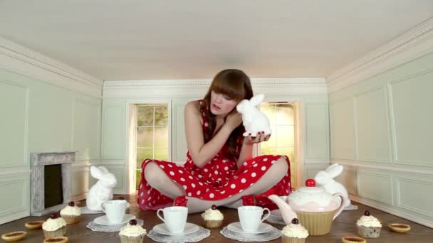 若い女性の小さな部屋に兎図とウィスパ リング — ストック動画