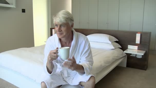 一杯のコーヒーが付いている寝室で中年の男性 — ストック動画