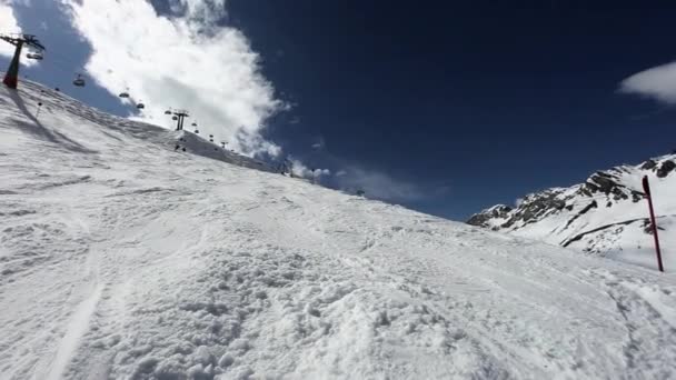 スキー場での男のスノーボードとジャンプ — ストック動画