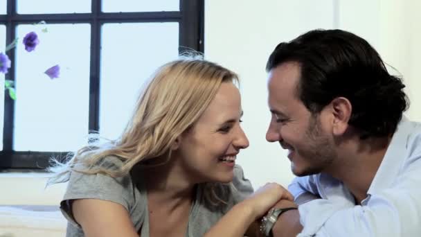 Gros Plan Couple Parlant Regardant Caméra — Video