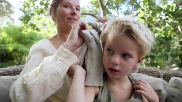 Moeder Helpen Zoon Aan Kleden — Stockvideo
